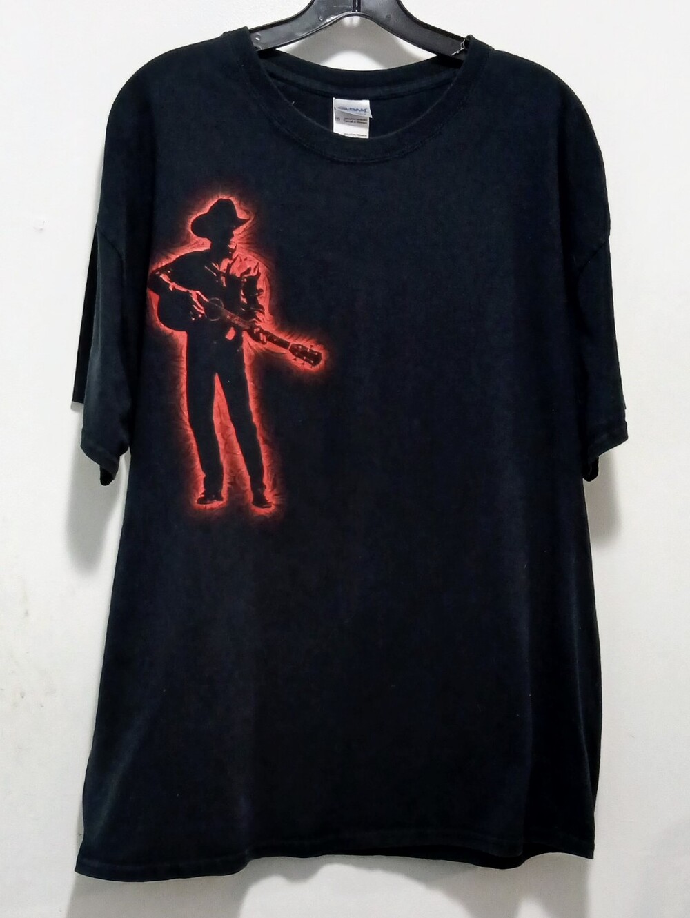 Gildan GEORGE STRAIT Black XL Shirt with Red Guitarist Silhouette Graffic